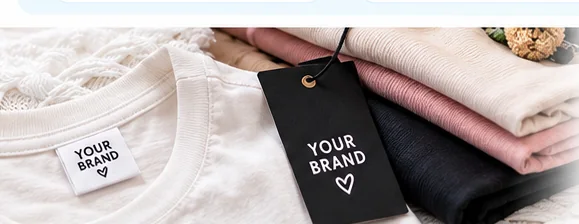 Detailansicht bedruckter Textilien mit Markenetiketten als Inspiration